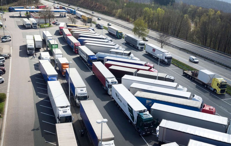 Un șofer român de TIR a fost bătut de un coleg român care tocmai îi lovise camionul cu duba, în timp ce parca într-o zonă de odihnă din Germania