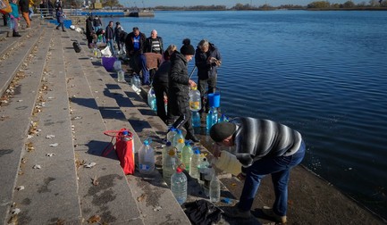 Civili din Herson, pe malul râului Nipru, pentru a se aproviziona cu apă. | Foto: Profimedia