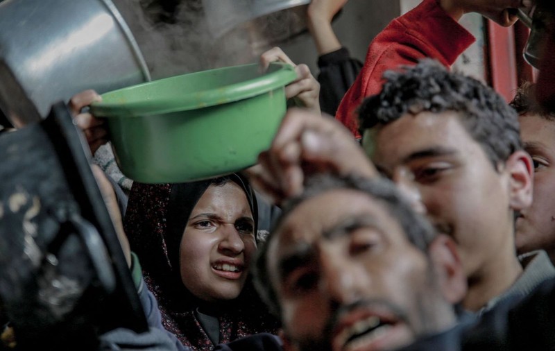 Busculadă și focuri de armă în timpul distribuirii de ajutoare alimentare în Fâșia Gaza. Cel puțin cinci morți și zeci de răniți