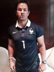 Actorul MARK WAHLBERG, îi susţine pe francezi.