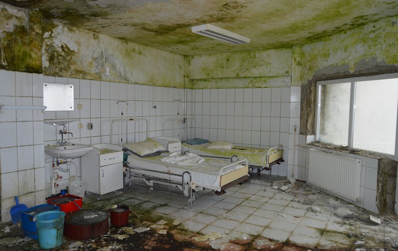 FOTOREPORTAJ/ Bombă biologică în spitalul din Negrești, închis de Guvernul Boc: pereți, instrumentar și paturi mucegăite