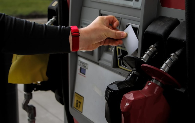 Companii de transport din România, furate de infractori bulgari. Peste 6.000 de litri de motorină alimentați în TIR-uri fără numere de înmatriculare cu carduri clonate 