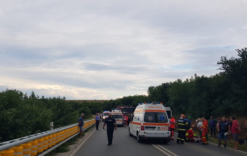 10 răniți, după ce un microbuz și un autoturism s-au ciocnit în localitatea Stâlpu, din Giurgiu. A fost activat planul roșu