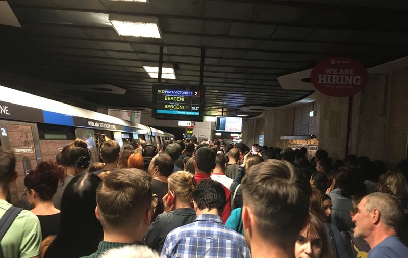 UPDATE | O cădere de tensiune a provocat haos pe Magistrala 2 de metrou. Trenurile au circulat pe un singur fir între Piața Romană și Pipera