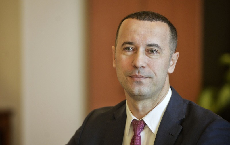 Iulian Dumitrescu respinge acuzațiile conform cărora ziariștii critici au fost sechestraţi: o jurnalistă s-a închis cu cheia în Palatul Administrativ