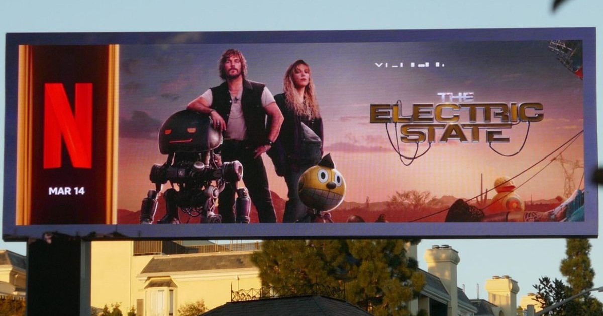 Panou publicitar cu un film produs de Netflix, în strada, la apus, Los Angeles, California, SUA 24 februarie 2025 The Electric State Billboard Millie Bobby Brown și Chris Pratt pe Sunset Blvd, Foto: Profimedia Images