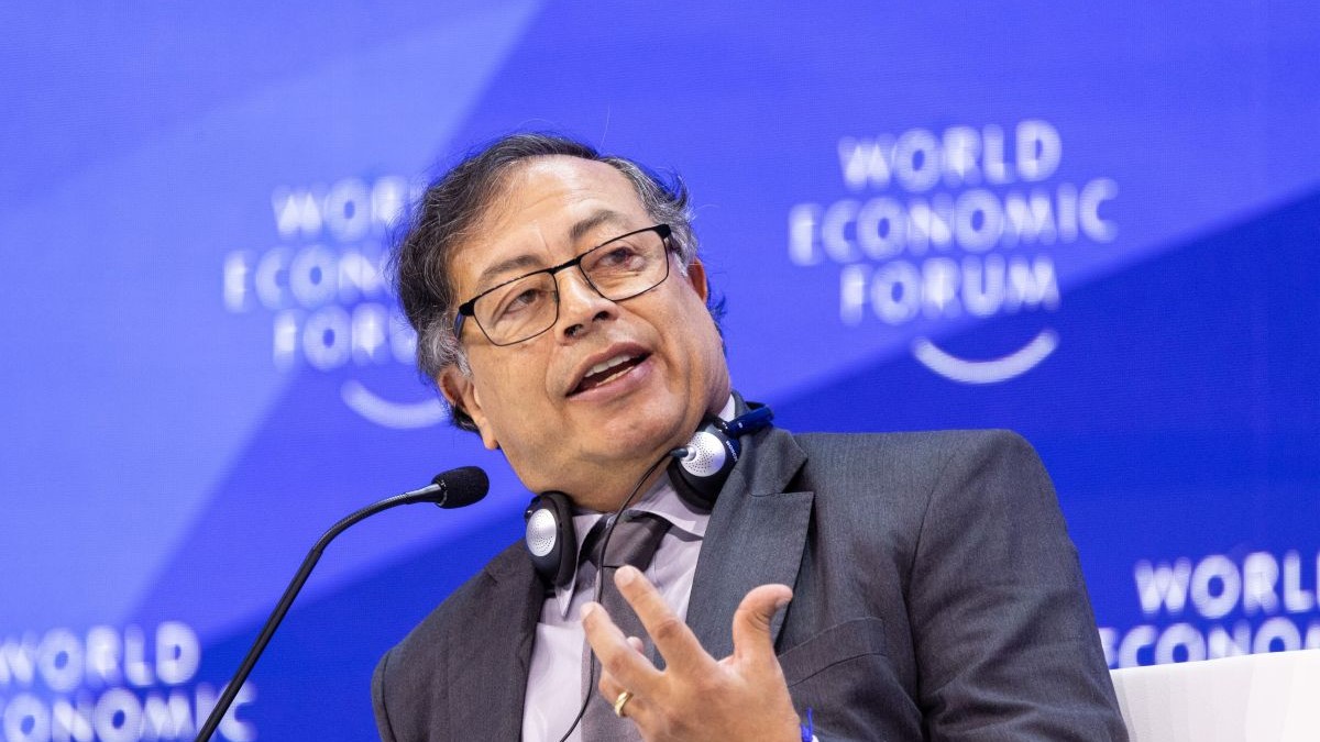 Președintele columbian Gustavo Petro vorbește la un eveniment al Forumului Economic Mondial (WEF). Este îmbrăcat la costum și gesticulează din mâini
