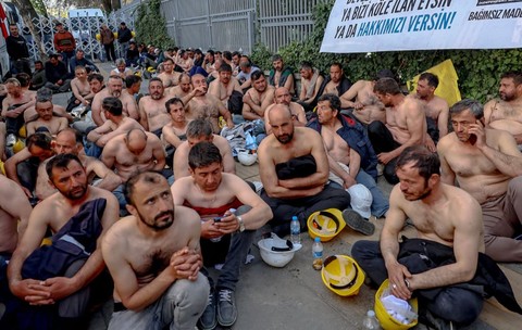 Peste 100 de mineri protestează la bustul gol și cer ca salariile să le fie plătite de urgență în Turcia