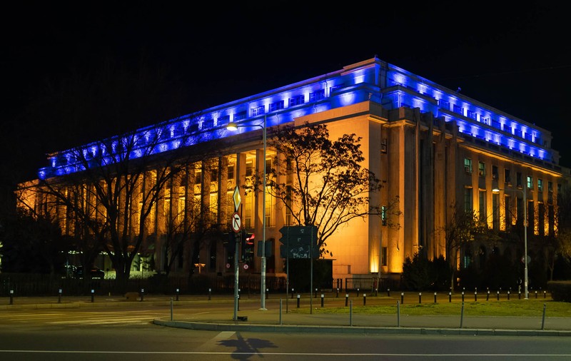 Palatul Victoria, iluminat în culorile drapelului Ucrainei, în semn de solidaritate cu poporul ucrainean