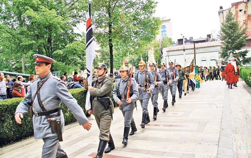 Dublă aniversare | Ziua Europei şi sfârşitul războiului, cu parade militare şi muzică