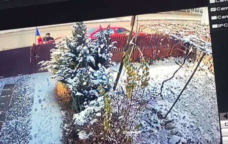 Un hoț a furat drapelul României de la poarta casei unei cântărețe de muzică populară din Gorj. "Ne mai mirăm de ce străinii ne văd aşa în exterior" / VIDEO