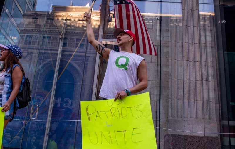 Religia “QAnon”: O stranie mișcare conspiraționistă pro-Trump, hrănită de dezinformare, crește rapid în lume și în România, înaintea alegerilor din SUA