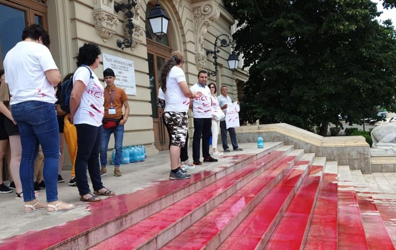 Scările Univeristății din Iași, vopsite cu roșu în semne de protest față de revenirea lui Tudorel Toader în funcția de rector