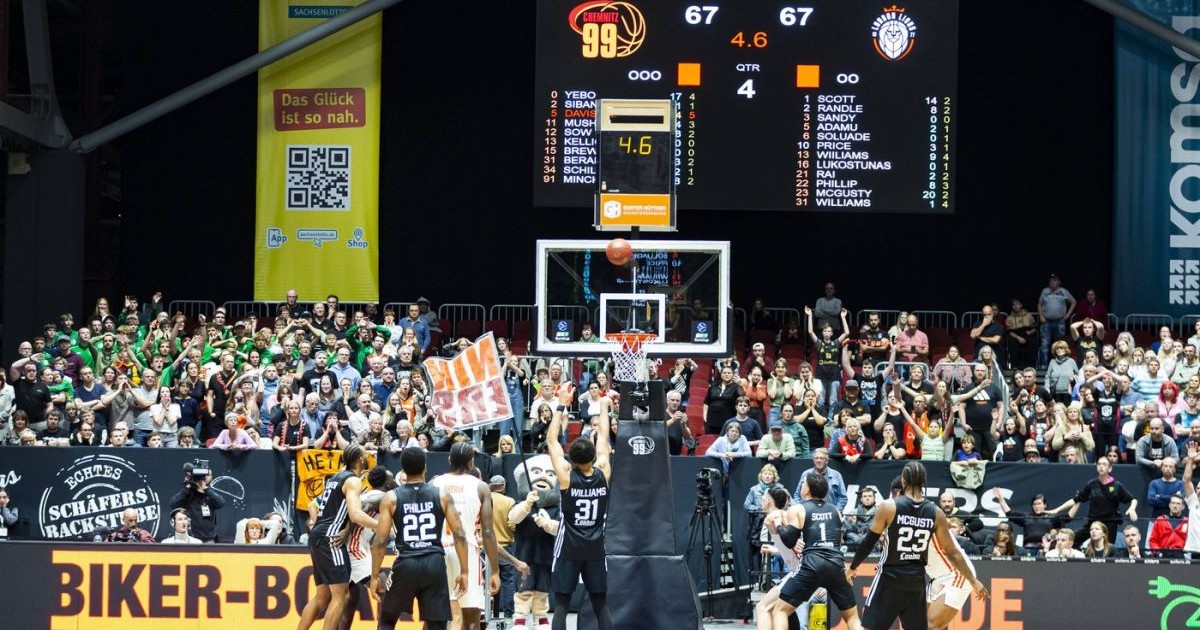 Fază dintr-un meci de baschet disputat în EuroCup, 22 octombrie 2025