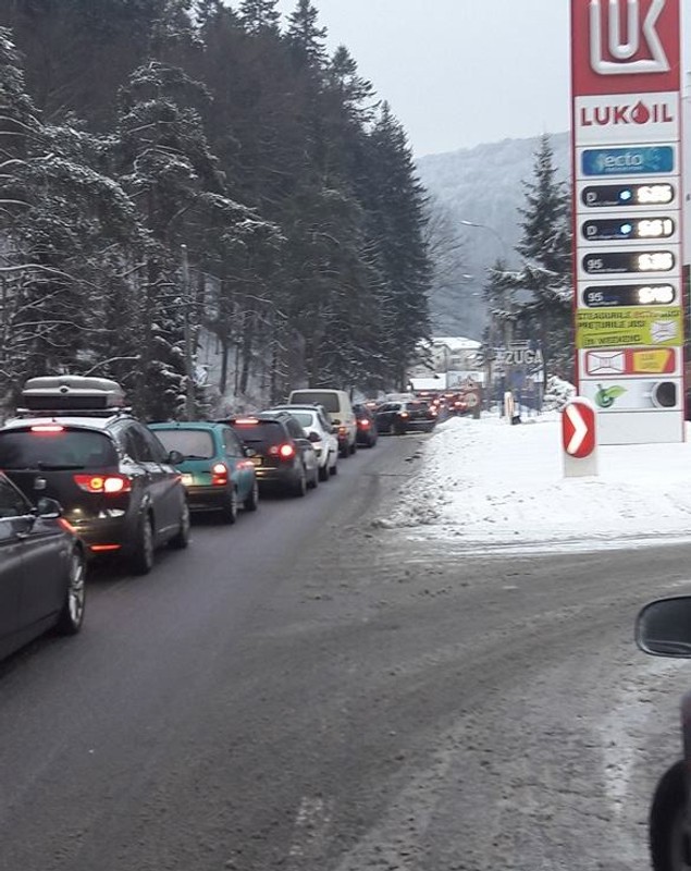 UPDATE | Trafic în condiții de iarnă în Prahova și Brașov. Vezi pe ce drumuri a nins deja FOTO