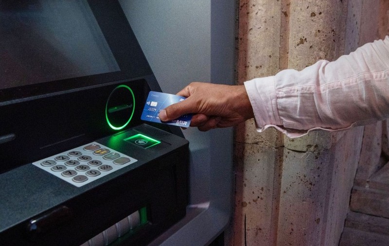 Senatul a adoptat proiectul de lege prin care băncile vor fi obligate să permită retragerea oricărei sume dorite de la bancomat, chiar dacă nu ești clientul lor.Foto: Hepta