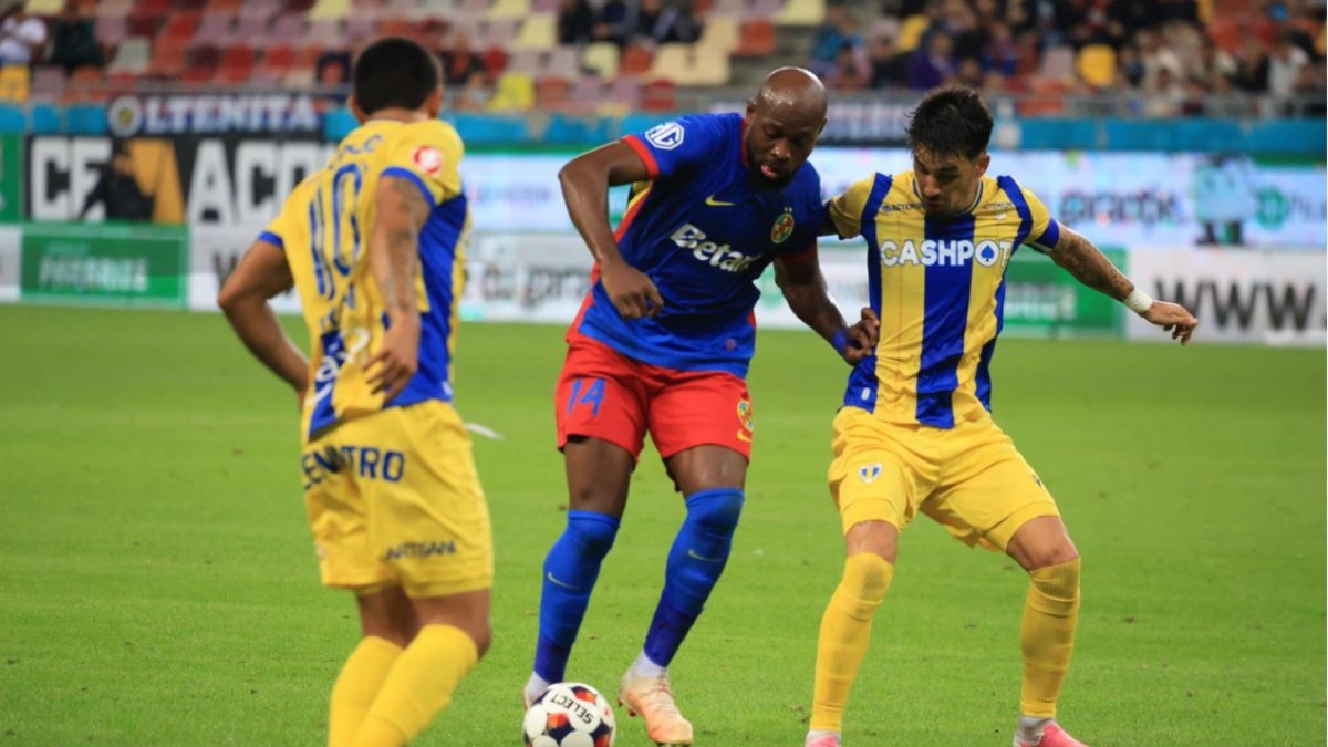 Fotbaliști în timpul unui meci, pe teren