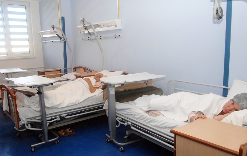Primăria Capitalei vrea să dea aproape 900.000 de lei pe un robot. Are lumină pulsată ultravioletă și curăță infecțiile nosocomiale din spitale