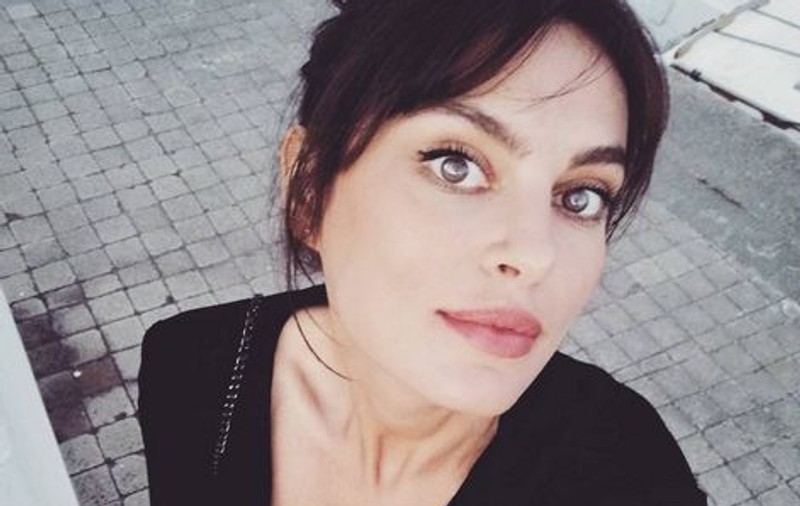 Catrinel Menghia, topless. S-a pozat fără sutien