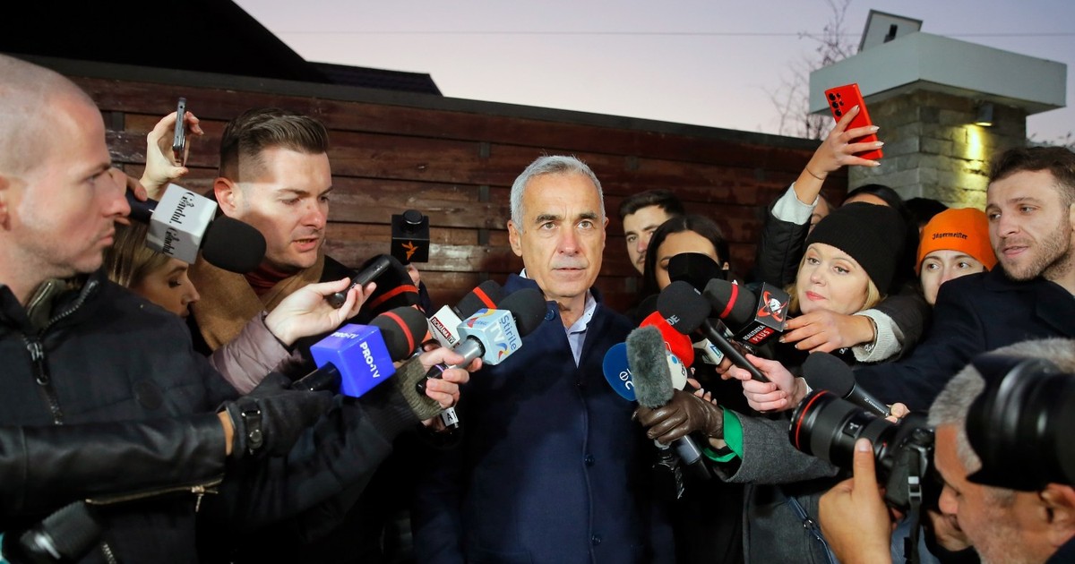 Călin Georgescu înconjurat de presa