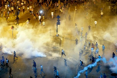 Protestatarii sunt îndepărtați de sediul guvernului cu grenade cu gaz lacrimogen, în timpul mitingului de protest al cetățenilor români rezidenți în străinătate, "Protestul Diasporei", împotriva guvernului și al PSD, vineri 10 august 2018, în Piața Victoriei din București. Foto Hepta