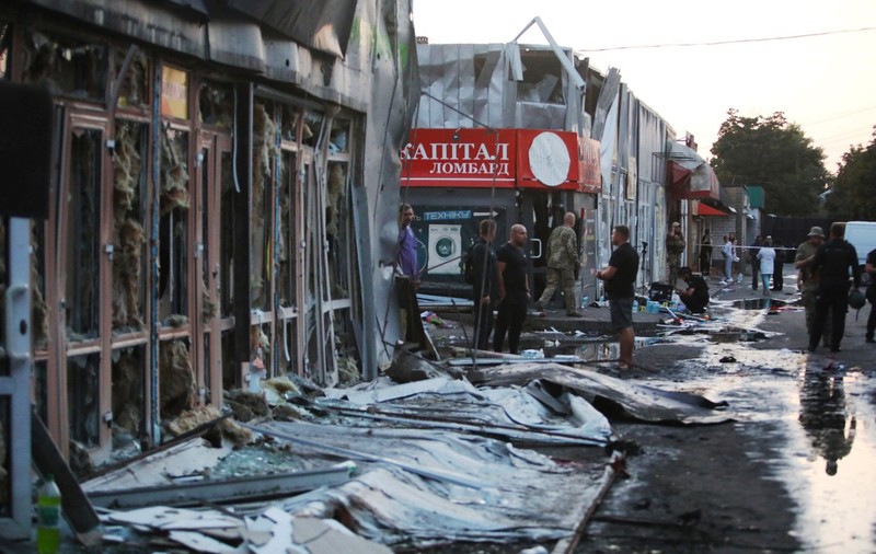 NY Times: Explozia cu 17 morți din piața orașului Kostiantinivka din Donețk, provocată de o rachetă ucraineană rătăcită. Reacția Kievului