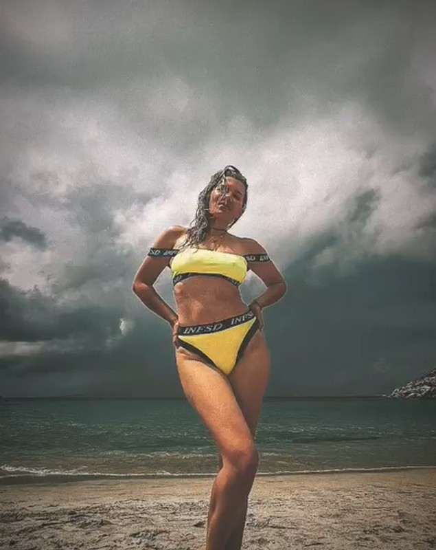 Cum arată Gina Pistol în costum de baie, după ce a slăbit. Prezentatoarea și Smiley sunt în Grecia, în vacanță