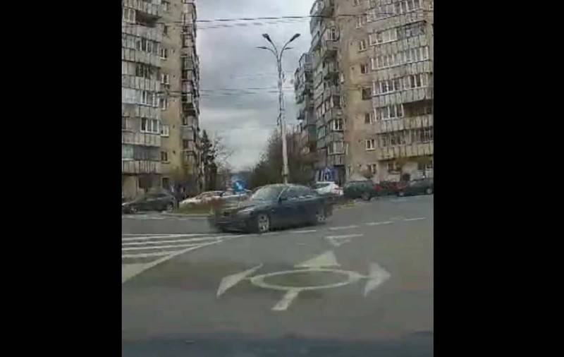 Un BMW fără numere a intrat invers într-un sens giratoriu din Cluj imediat după mașina poliției | VIDEO