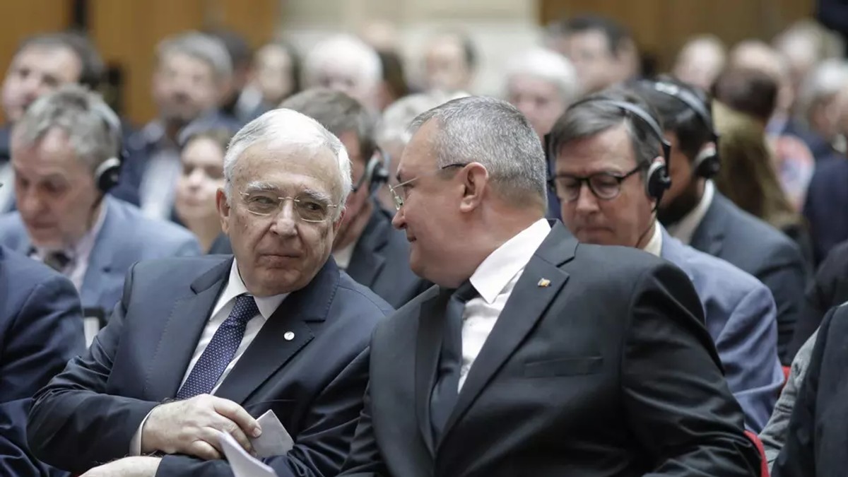 VIDEO SPECIALII ROMÂNIEI. S-a votat interdicția de a cumula pensia cu salariul, dar Ciucă și Isărescu le pot încasa în continuare. Vor fi exceptate de la lege și unele dintre instituțiile publice cu cele mai mari salarii