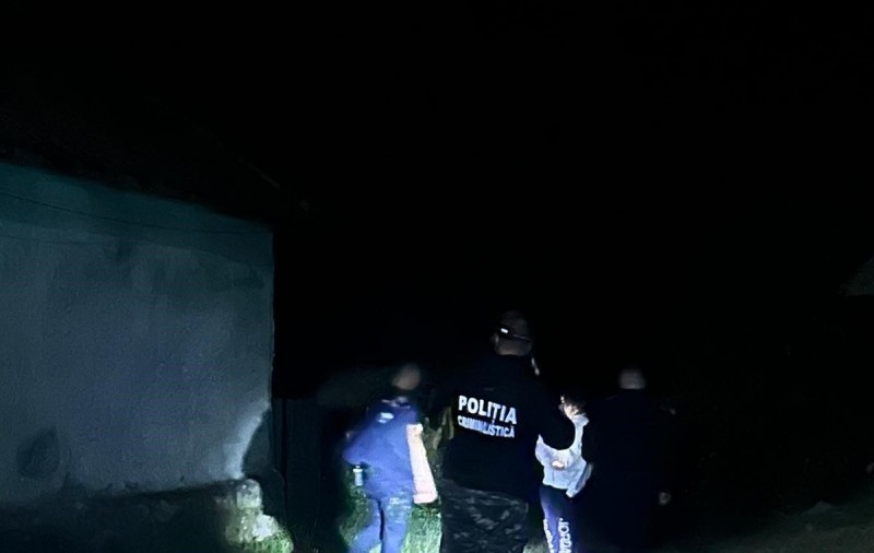 Zeci de polițiști au căutat toată noaptea o fată de 12 ani care a anunțat că a fost răpită și că e în pericol de moarte