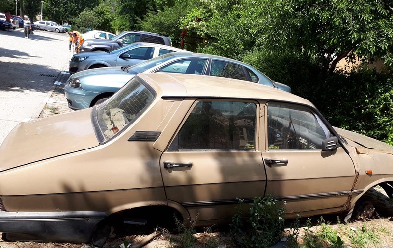 Primăria sectorului 4 scoate la licitație mașinile abandonate pe domeniul public