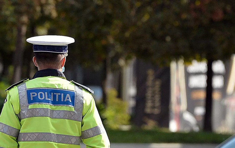 Polițist din Alba, suspectat că a luat mită și a introdus telefoane mobile într-un centru de reținere. A fost plasat în arest la domiciliu