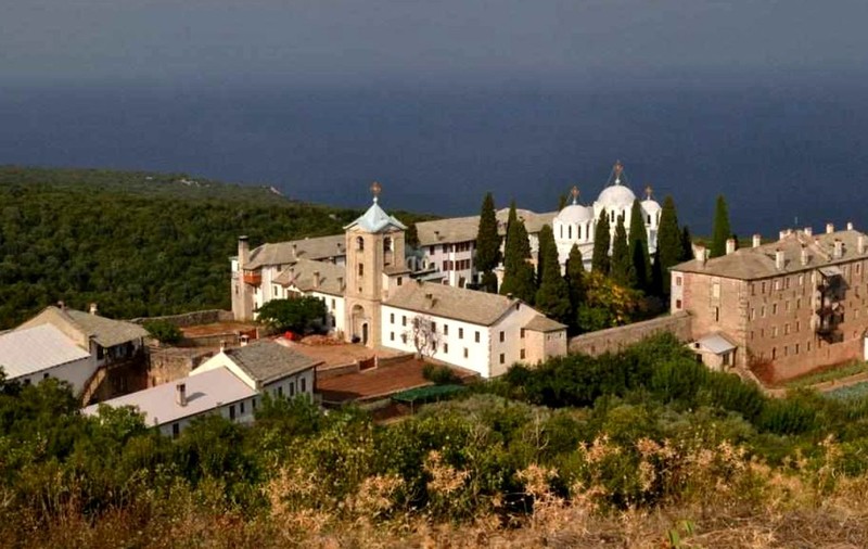 Statul român va aloca 960.000 de euro, anual, schitului „Prodromu”, de la Muntele Athos. Preşedintele a promulgat legea, în plină criză a coronavirusului