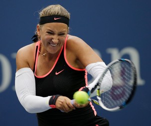 epa04922987 Victoria Azarenka of Belarus hits a return to Simona Halep of Romania during their quarterfinals match on the tenth day of the 2015 US Open Tennis Championship at the USTA National Tennis Center in Flushing Meadows, New York, USA, 09 September 2015. The US Open runs through 13 September, which is a return to a 14-day schedule. EPA/ANDREW GOMBERT