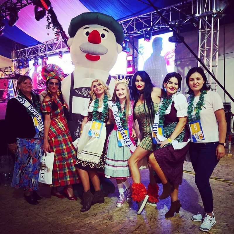 Andreea, 18 ani, Miss Oktoberfest, în centru, alături de Miss Popularitate și Miss Heidi