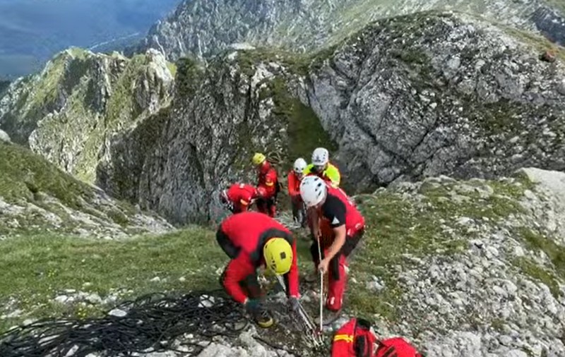 Trupul turistului străin ucis de trăsnet în timpul unei drumeții, coborât de salvamontişti după o acţiune de peste 10 ore