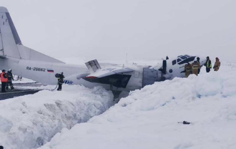 Un avion de pasageri Antonov-26 s-a rupt de la jumătate, în timpul aterizării forțate, în Siberia
