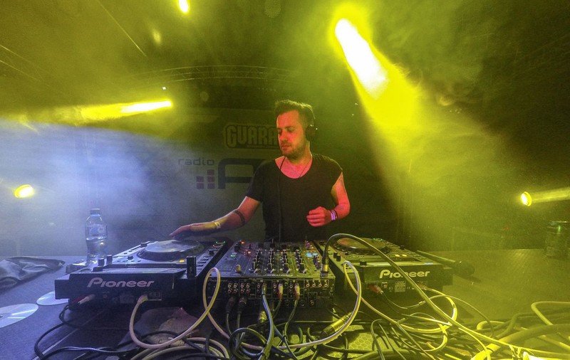 Un DJ român, aplaudat de mii de oameni la un prestigios festival