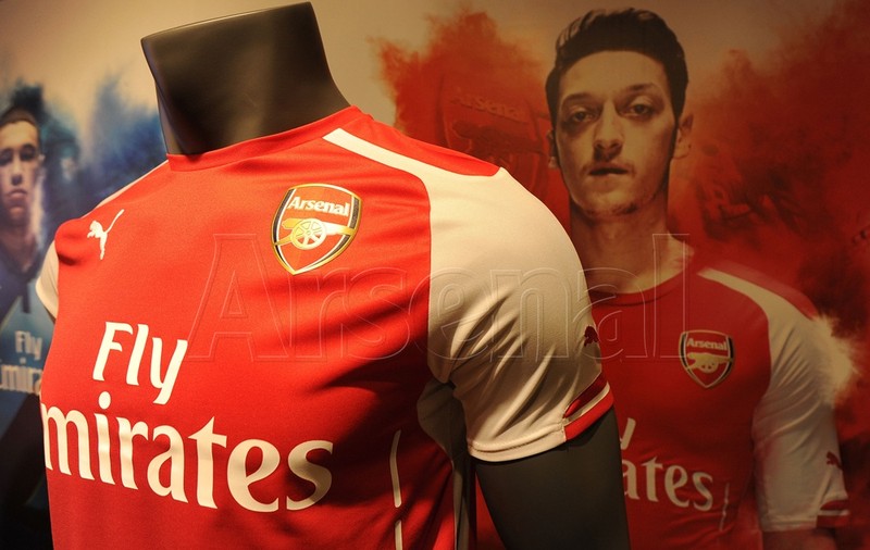 VIDEO / Mesut Ozil, Mikel Arteta şi Aaron Ramsey au pozat cu noile tricouri 