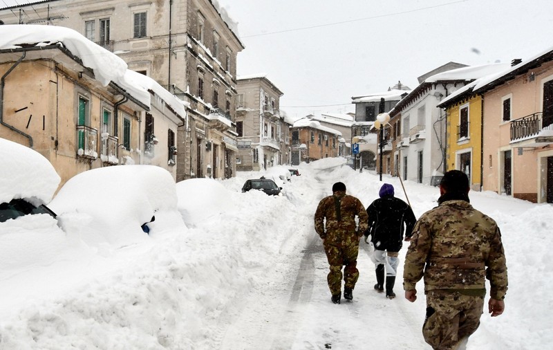 UPDATE | Patru cutremure au zguduit centrul Italiei. Un hotel, plin de turiști a fost îngropat de o avalanșă, în urma seismelor. 30 de oameni sunt prinși sub dărâmături