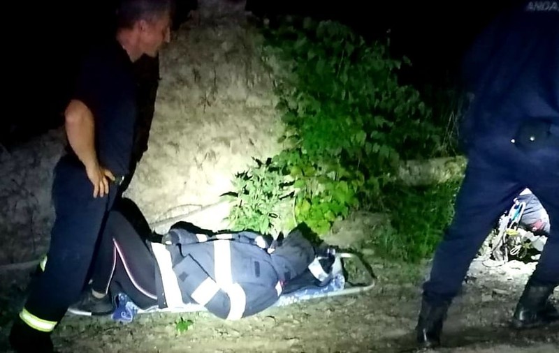FOTO | Grup de turiști cu o fată rănită, salvați din pădure de pompieri, în Arad. Cum au reușit să-i localizeze