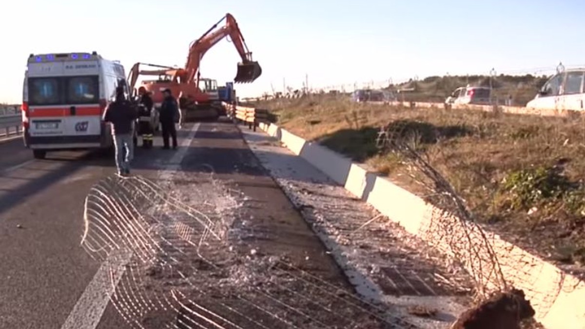 Mai mulți infractori au reușit să fure 2,3 milioane de euro cu excavatoarele