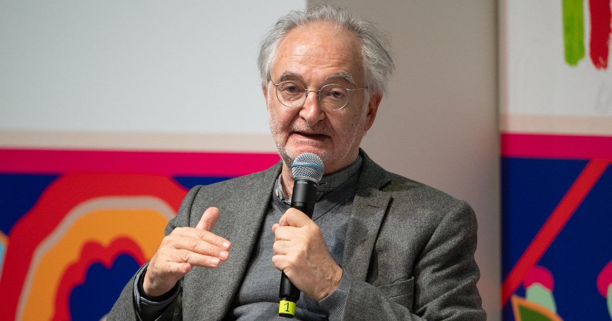 Scriitorul, bancherul și economistul Jacques Attali, imbracat in costum gri, vorbeste la microfon, la Târgul Internațional de Carte. Torino (Italia), 18 mai 2025