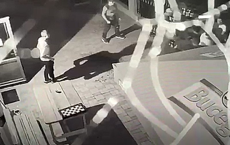 VIDEO | Un bărbat din Botoșani a fost ucis după ce a cerut o țigară. Crima, surprinsă de camerele de supraveghere