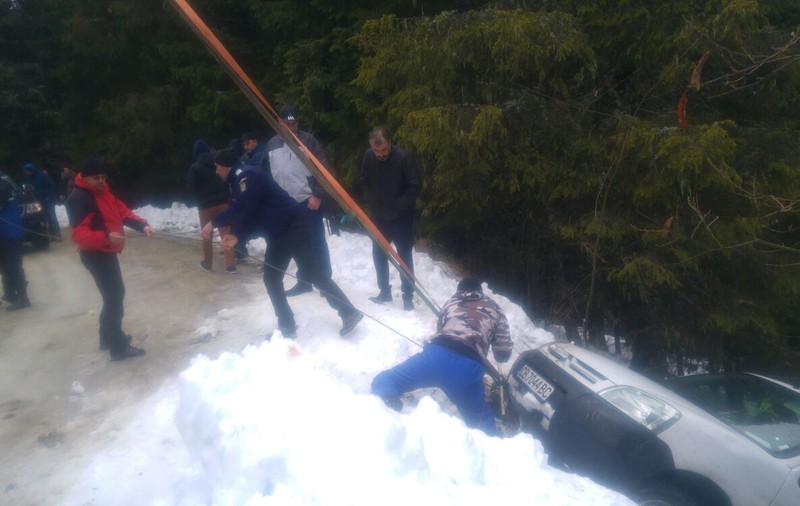 UPDATE. 130 de turiști blocați în Bucegi, la Babele, din cauza vântului puternic. Un autobuz al Jandarmeriei cu 22 de turiști a ajuns la Bușteni