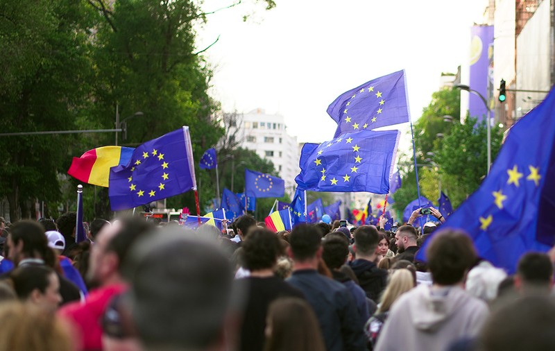 Eurobarometru 2026. 73% dintre români spun că țara noastră are beneficii prin apartenența la UE. Ce probleme declară cetățenii chestionați