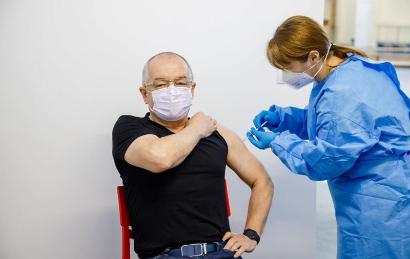 Emil Boc s-a vaccinat cu o doză din lotul cu probleme de la AstraZeneca: „Nu am avut alte simptome decât cele obișnuite unei răceli”
