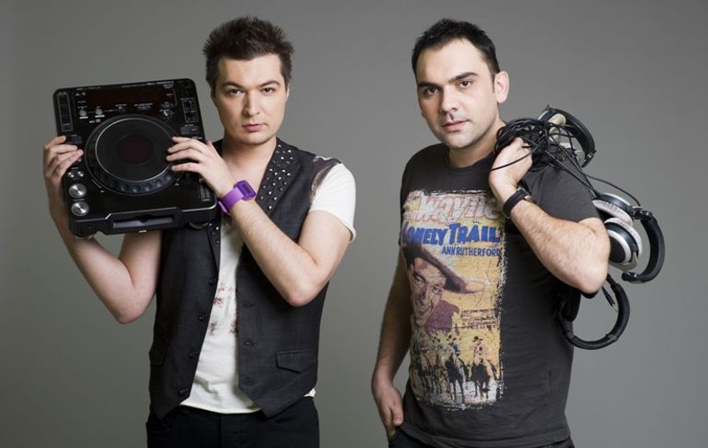 DJ Andi şi Liviu Hodor iau la întrebări vedetele pe Covorul Roşu la Romanian Music Awards