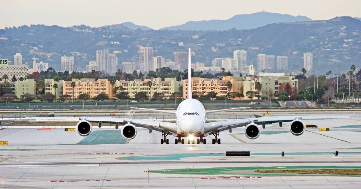 Un avion cu pasageri stâng pe pistă în Los Angeles, are farurile aprinse și a aterizat în aeroport