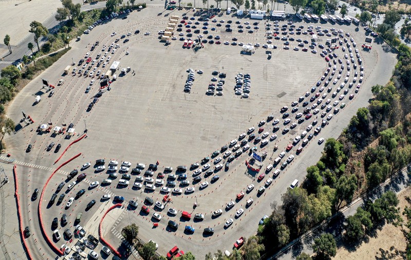 Americanii iau cu asalt centrele “drive-in” de testare COVID. Mașinile formează cozi imense